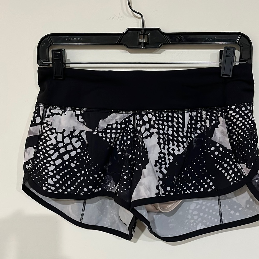 Lululemon blk/gray/white pattern Speed short sz 4 has liner 2.5” inseam